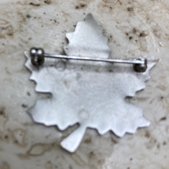 Silver Canadian Maple Leaf Pin Brooch - Picture 2 of 3